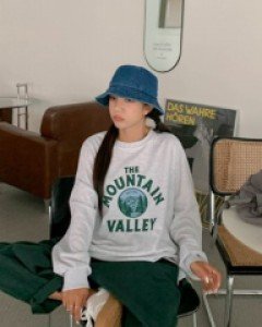 Mountain Lettering Boxy Man to Man