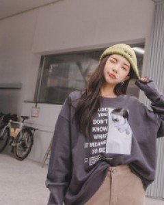 [EVELLET] Kapen Print Sweatshirt