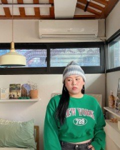 [EVELLET] Beldisen Sheep Raised Crop Sweatshirt