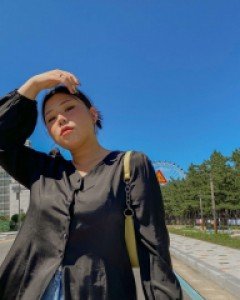 [EVELLET] Kazenma V-neck Button Blouse