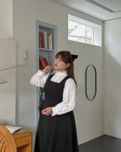 [EVELLET] Markhen Cotton Neck Frill Blouse