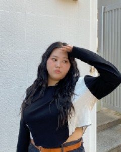 [EVELLET] Ojendi Diagonal Button Contrast T-shirt