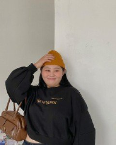 [EVELLET] Cream Crop Incision Sweatshirt