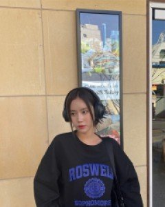 [EVELLET] Sorowell Graphic Print Sweatshirt
