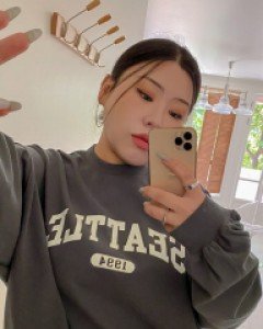 [EVELLET] Neranyu Graphic Print Sweatshirt