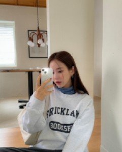 [EVELLET] Fiven sheep brushed Graphic Print Sweatshirt