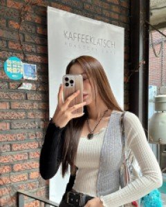 [EVELLET] Jusenb Unbalance Contrast Crop T-shirt