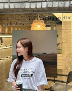 [EVELLET] Rosselt Graphic Print T-shirt