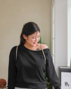 [EVELLET] Chentibe Shoulder Button T-shirt