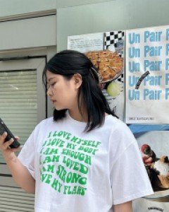 [EVELLET] Choek Graphic Print Crop T-shirt