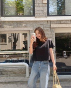[EVELLET] Bucknin Semi-crop T-shirt