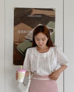 Ryozik Embroidery Puff Blouse