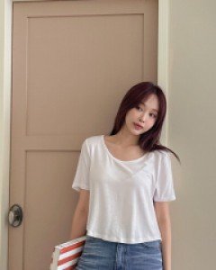 [EVELLET] Carniview U-neck Round Crop T-shirt