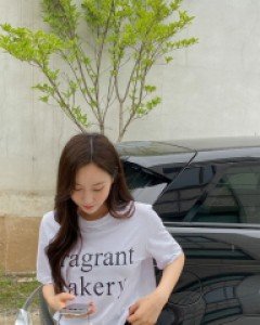 Detini Graphic Print T-shirt