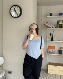 Pichia Square Neck Diagonal T-shirt