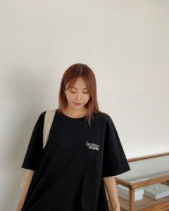 [EVELLET]Putirang Graphic Print T-shirt