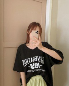 [EVELLET]Grenf V-neck Graphic Print T-shirt
