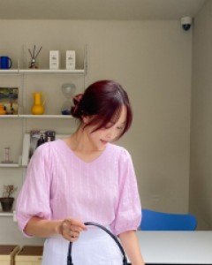 Shuenji Embroidery Puff Blouse
