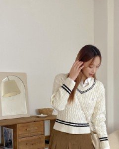 [EVELLET] Reyudin V-neck logo Twiddle Knit
