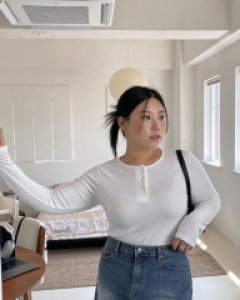 [EVELLET] HenTV Span Button T-shirt
