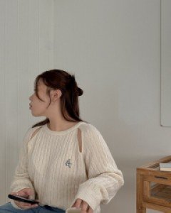 [EVELLET]Genuben Cutout Embroidery Knit