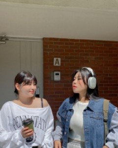 [EVELLET] Dayson Off shoulder Graphic Print T-shirt