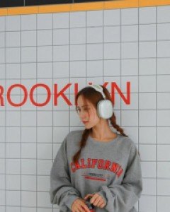 Avon T Graphic Print Juri Sweatshirt