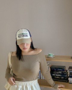 Flutie Ribbed Off shoulder T-shirt