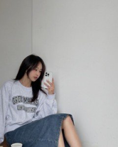 [EVELLET] Rotivu Graphic Print Sweatshirt