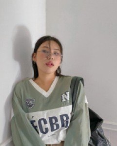 [EVELLET]Needelv V-neck Contrast Sweatshirt