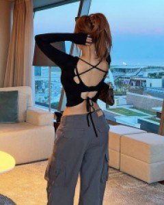 블럼 백트임 세미크롭 티셔츠