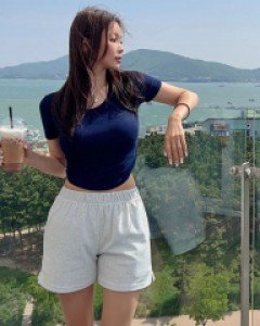 다이엔 언발 크롭 티셔츠