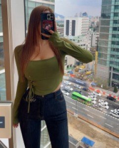 트리킹 아일렛 크롭 티셔츠