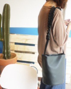 프릴스트랩 버킷백