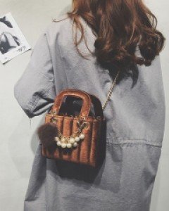 벨벳진주 퍼 포인트 크로스 체인백