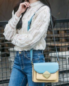 세모 버튼 크로스 트렁크백