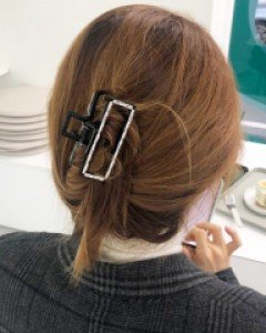 블랙 미러 진주장식 사각 반묶음 올림머리 집게핀