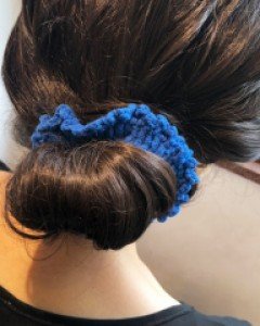 아이유 니트 곱창밴드 스크런치 머리끈