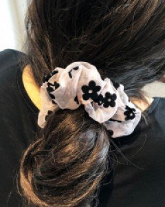 강민경 아이유 블랙 꽃 오간자 곱창밴드 스크런치 슈슈 헤어끈 머리끈