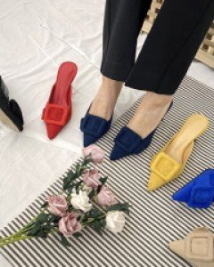 스퀘어 장식 스웨이드 7cm 슬링백힐