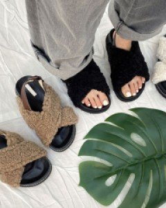 양피 뽀글이 엑스자 퍼 샌들