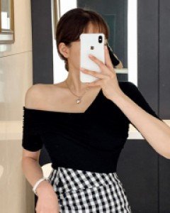 블랙 언발 오프숄더 티셔츠