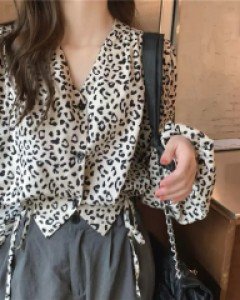새틴 브이라인 호피 블라우스