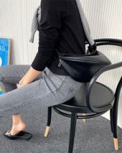 여행할때 휴대하기 좋은 록킹한무드 송아지가죽 크로스백