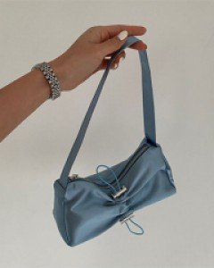 Y2K트렌드 글로시새틴 리본 숄더백 가벼운가방