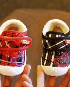 (스크래치) 유광 체크 베어 삑삑이 유아신발