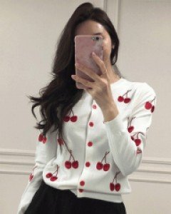 싱그러운 빨간열매 자수 가디건