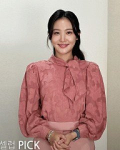 [셀럽 PICK] [루이스엔젤] 플라워 자가드 반목 사이드 타이 블라우스