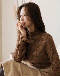 [루이스엔젤] 로엘리 시스루 레이스 프릴넥 헤어리 블라우스