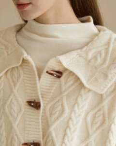 [Theonme] 코츠코 스퀘어 칼라 토글 꽈배기 니트 가디건